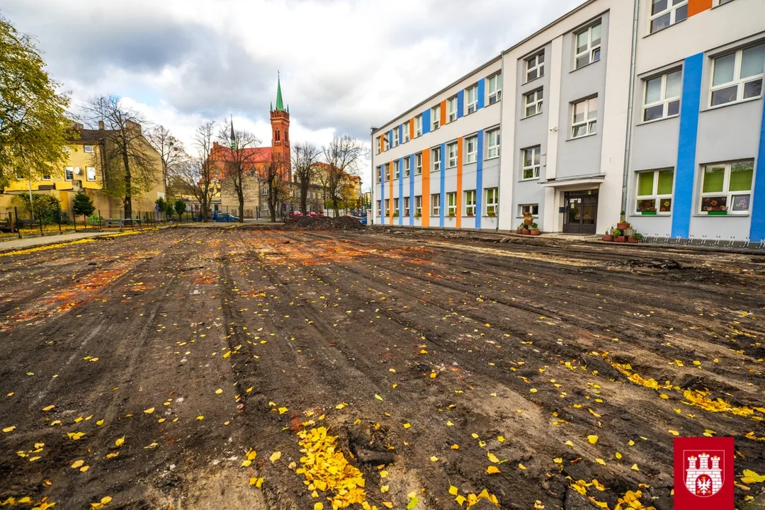 Ruszyła przebudowa boiska przy SP nr 4 w Zgierzu. Dzieci zagrają na wielofunkcyjnym obiekcie - Zdjęcie główne