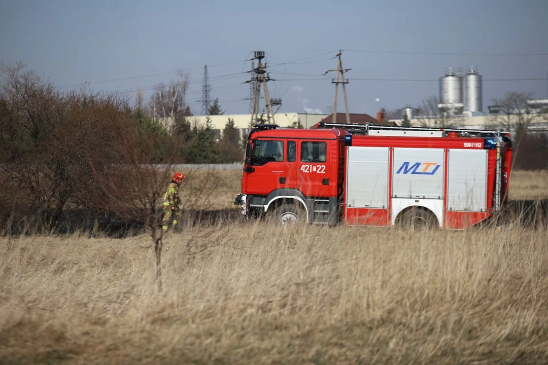 W powiecie kutnowskim może dochodzić do pożarów łąk, nieużytków i lasów o czym ostrzegają Łowcy Burz