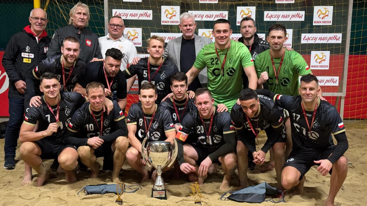 FC10 Zgierz z Zimowym Pucharem Polski w beach soccerze. To już drugi rok z rzędu - Zdjęcie główne