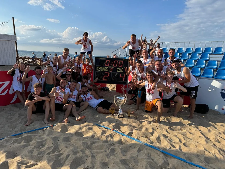 FC10 Zgierz ze złotem mistrzostw Polski w beach soccerze. To już trzeci raz z rzędu - Zdjęcie główne