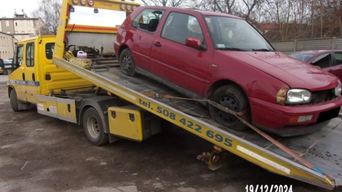 Miejsca parkingowe zajęte przez wraki? Sprawdzamy, jak radzi sobie z tym Zgierz - Zdjęcie główne