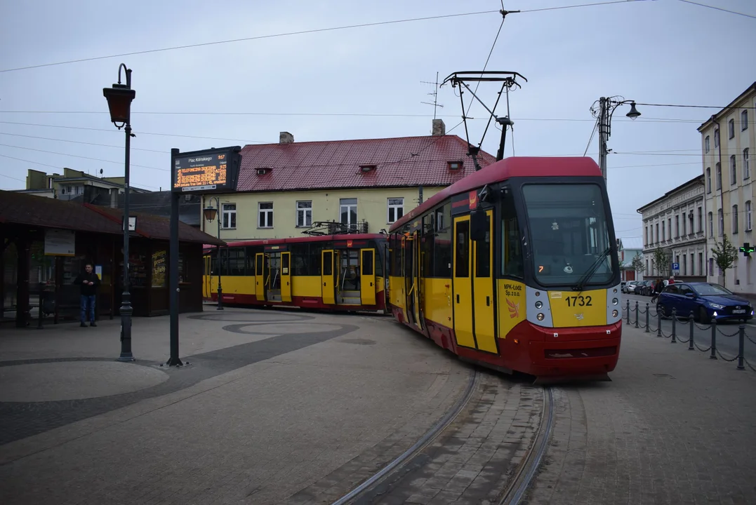 Zaparkowała na środku placu Kilińskiego w Zgierzu. Wstrzymano ruch tramwajów [ZDJĘCIE] - Zdjęcie główne