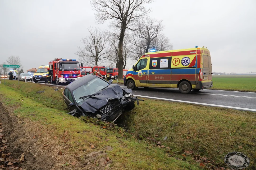 W wyniku wypadku na drodze Kutno-Piątek-Zgierz-Łódź poszkodowanych zostało kilka osób, w tym dzieci. Lądował śmigłowiec pogotowia