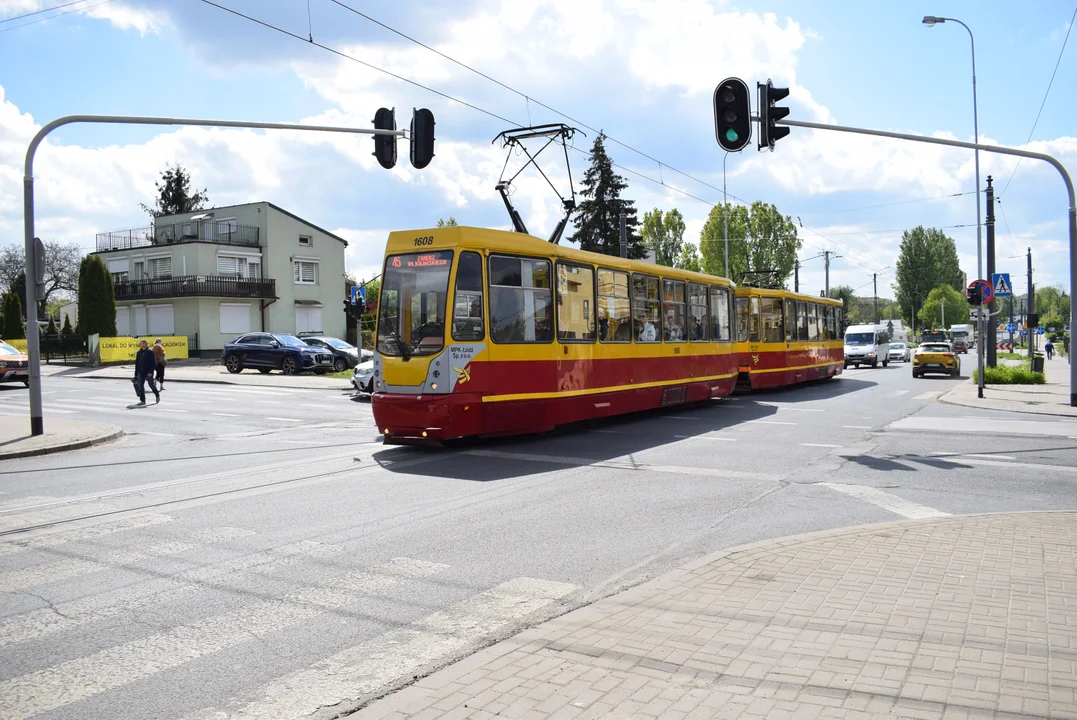 Uwaga! Samochód na torowisku. Tramwaje jadą opóźnione - Zdjęcie główne