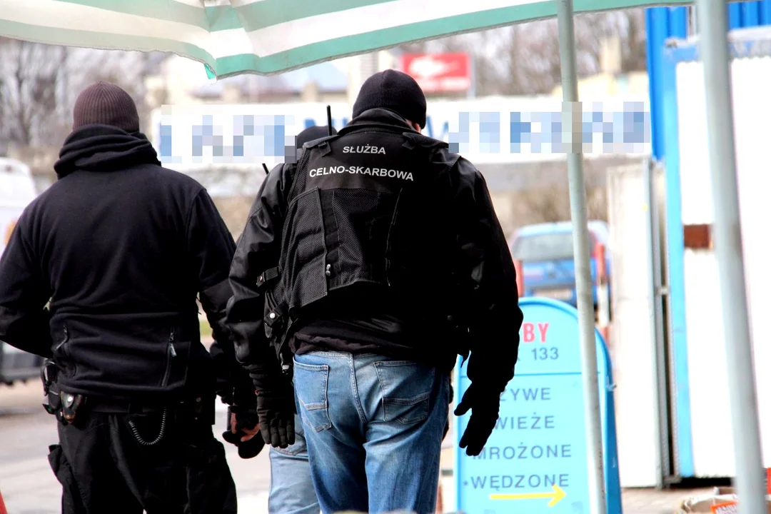 W domu 35-latka znaleziono ukryte pomieszczenie. Ukrywano w nim nielegalne papierosy i alkohol