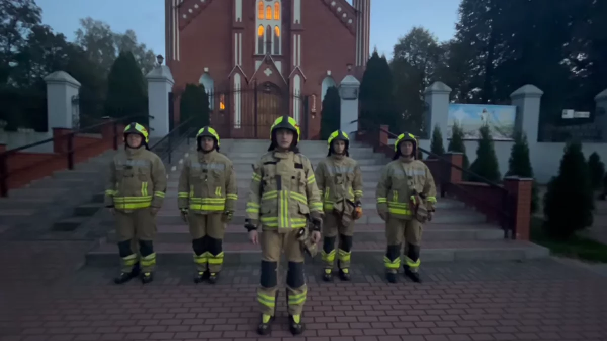 Strażacy wchodzą po schodach dla Jasia. Będzie też atak na Sky Tower we Wrocławiu - Zdjęcie główne