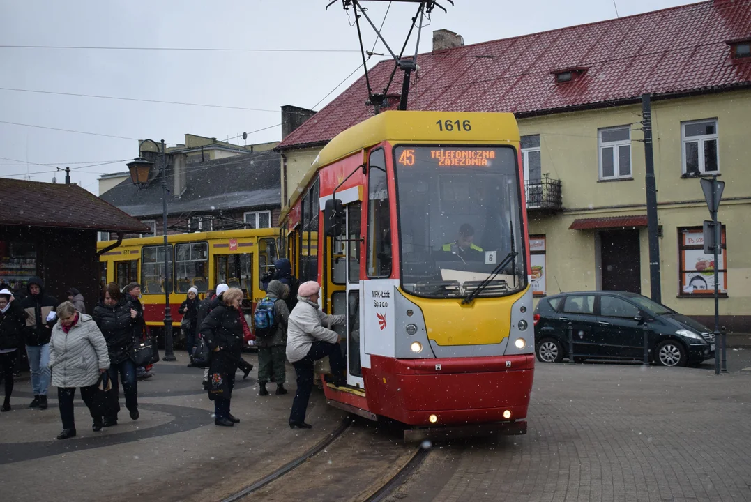 Tramwaj nr 45 w Zgierzu wzbudza kontrowersje. Mieszkańcy: “komu zależy, żeby utrudniać nam życie?” - Zdjęcie główne