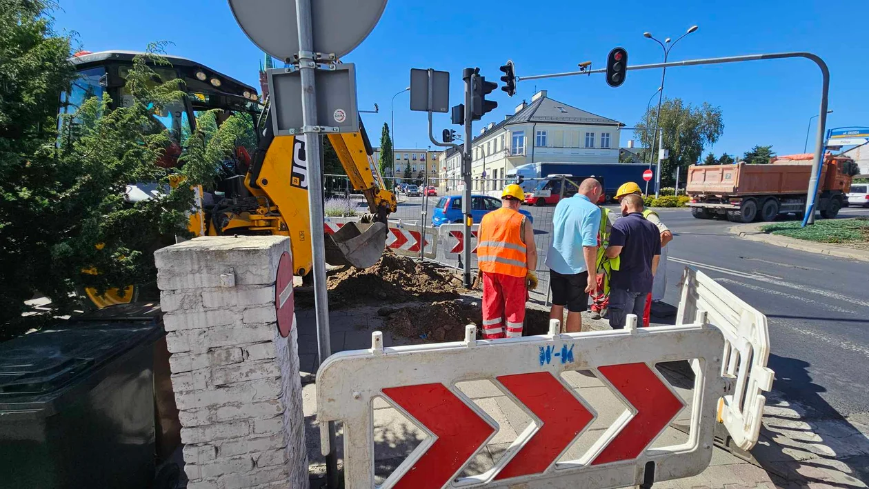 Awaria wodociągu w centrum Zgierza. Utrudnienia dla kierowców i pasażerów - Zdjęcie główne