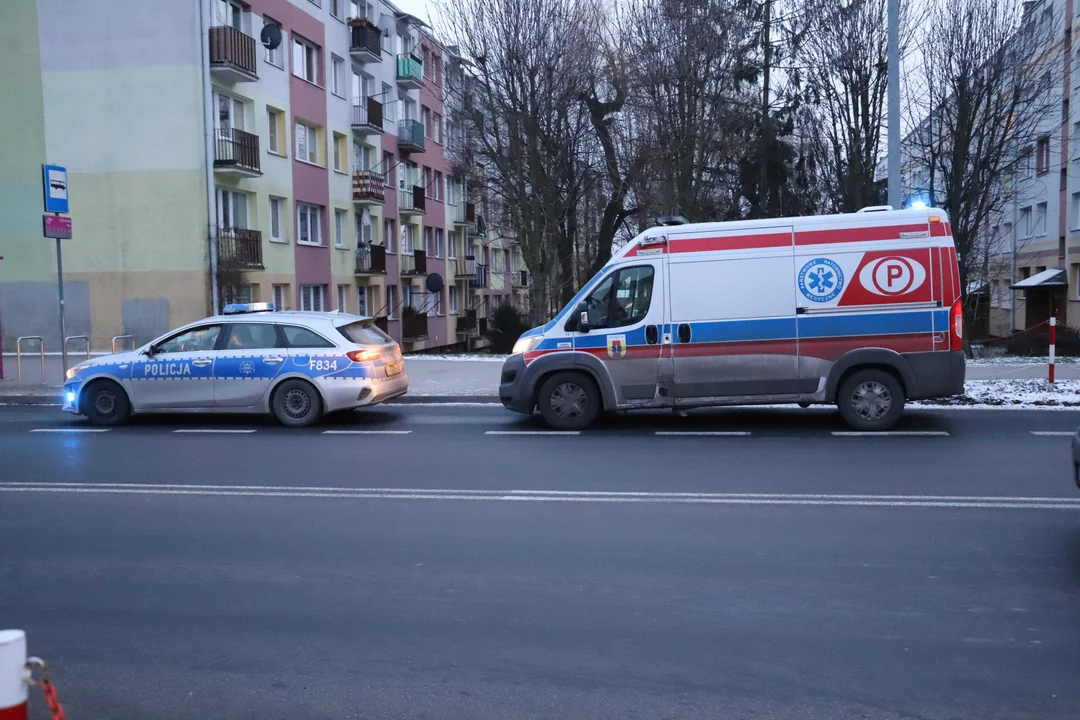 Potrącenie mężczyzny na głównej drodze w Głownie. Na miejsce zostało wezwane pogotowie ratunkowe - Zdjęcie główne