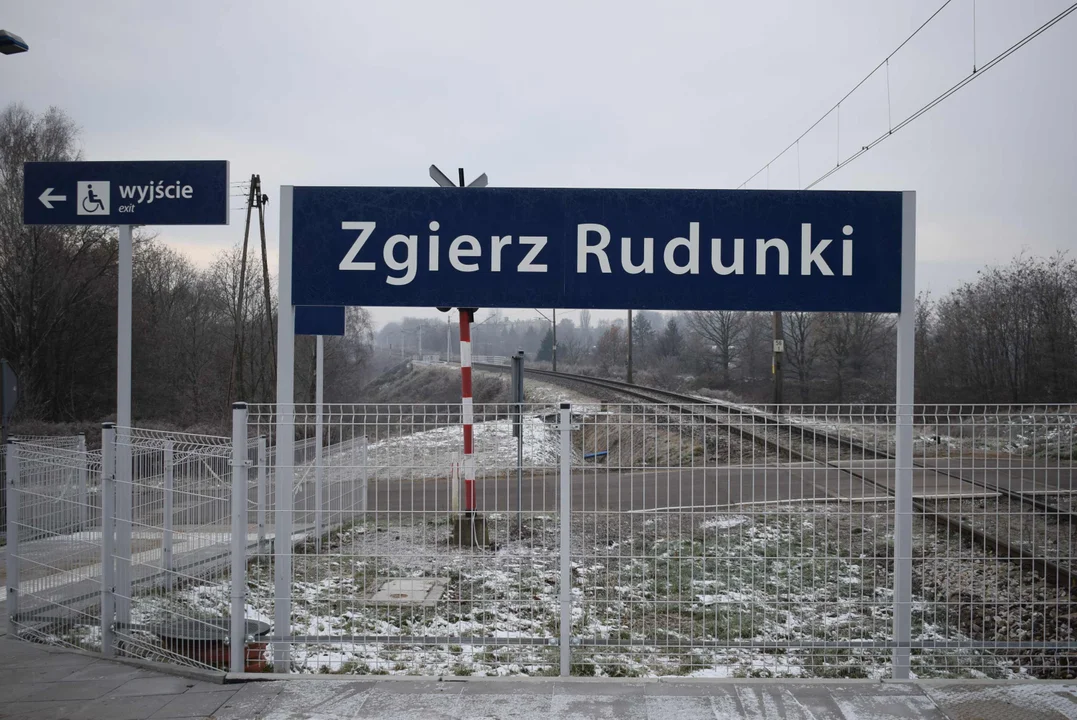 Mieszkańcy nie zaparkują przy stacji Zgierz Rudunki. Czy parking powstanie? [ZDJĘCIA] - Zdjęcie główne