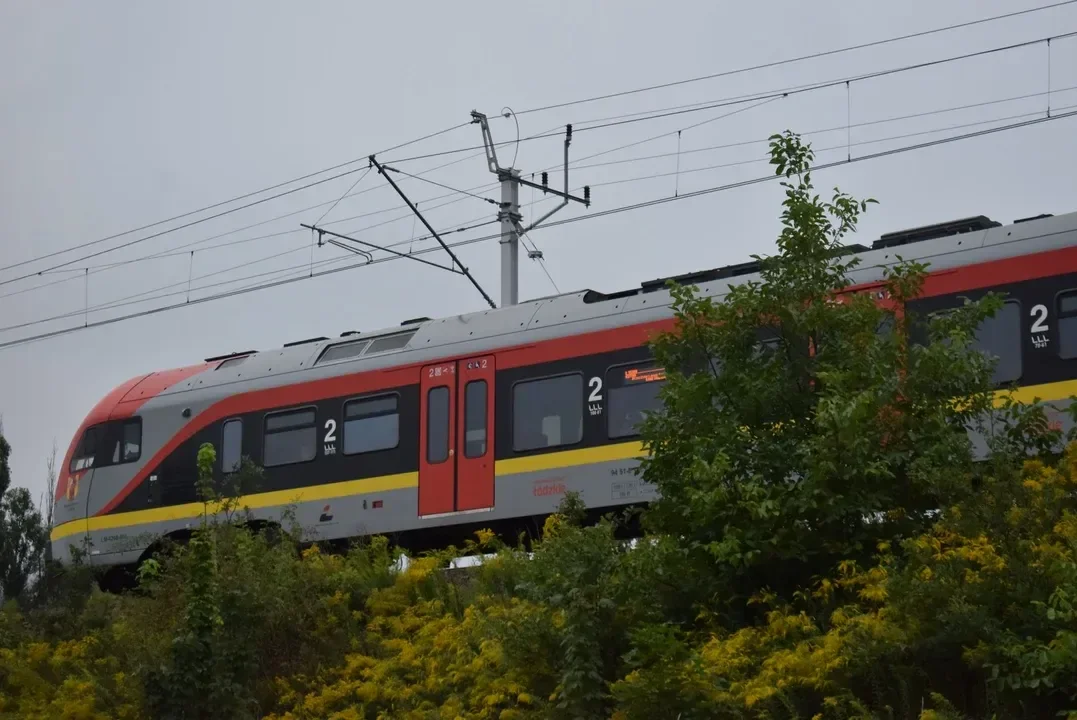 Tragiczna śmierć na torach w Zgierzu. Ruch pociągów wstrzymano - Zdjęcie główne