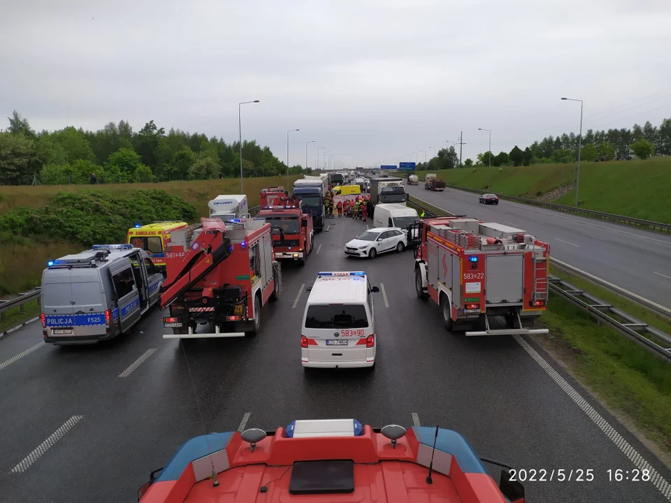 Wypadek w Strykowie. Na autostradzie zderzyły się tiry, dostawczaki i osobówka [zdjęcia] - Zdjęcie główne