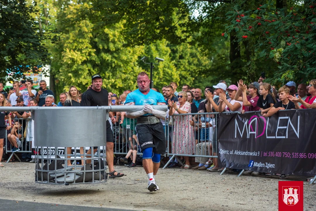 Zawody StrongMan 2022 w Parku Miejskim. Kilkusetkilogramowe ciężary, ciągnięcie tira i inne konkurencje [foto] - Zdjęcie główne