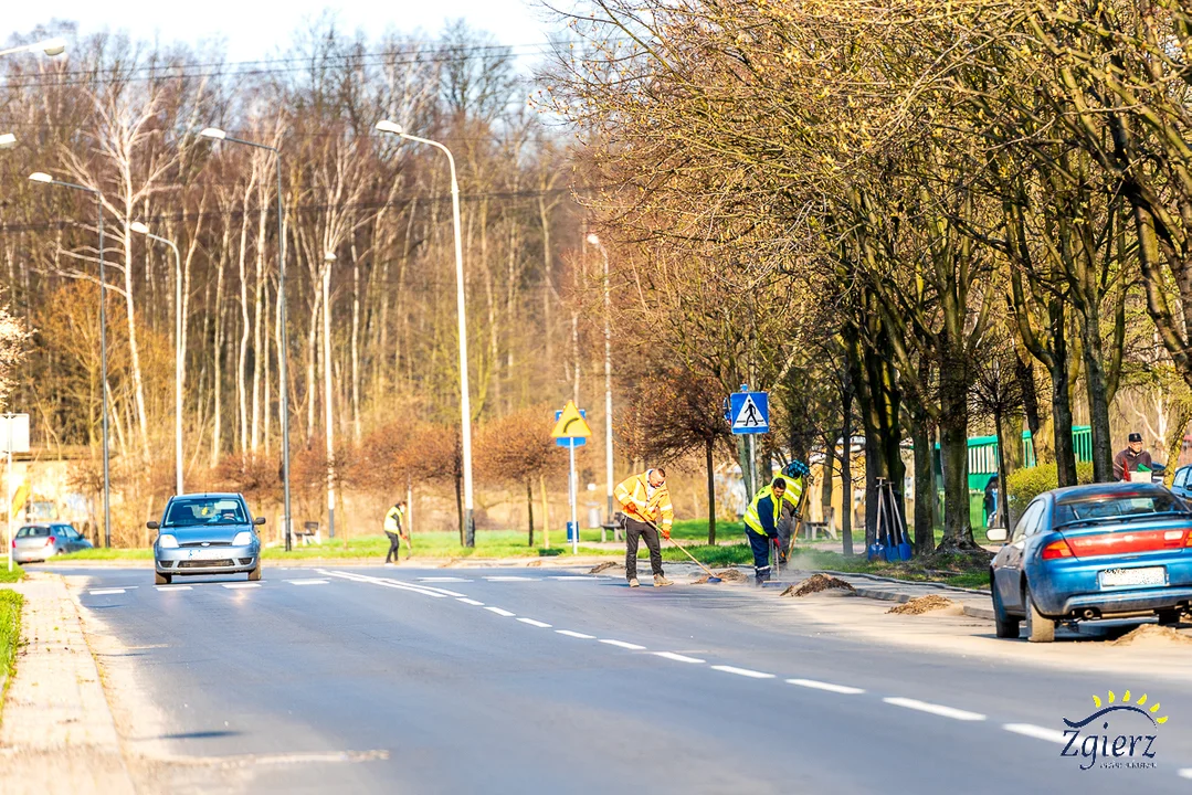 Śniegu nie ma, piach pozostał. Kiedy drogowcy posprzątają zgierskie ulice? - Zdjęcie główne