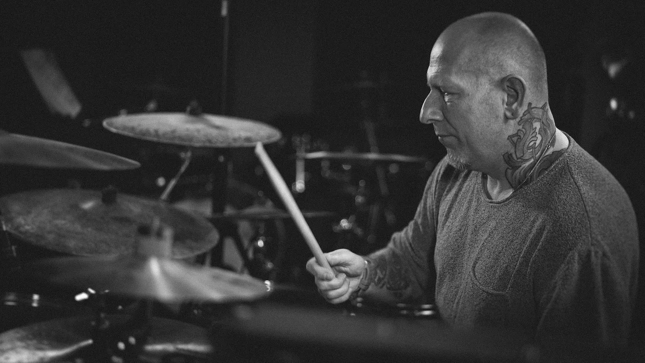 Adam Marszałkowski to bardzo znany i doświadczony łódzki perkusista, grający w takich zespołach jak Normalsi, Coma czy obecnie Kashell