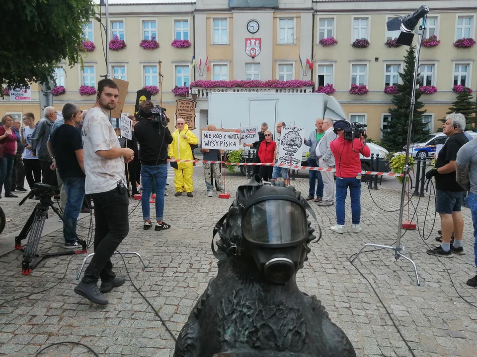 Zgierzanie nie chcą zakładu przetwarzania odpadów niebezpiecznych. Protestowali pod ratuszem - Zdjęcie główne