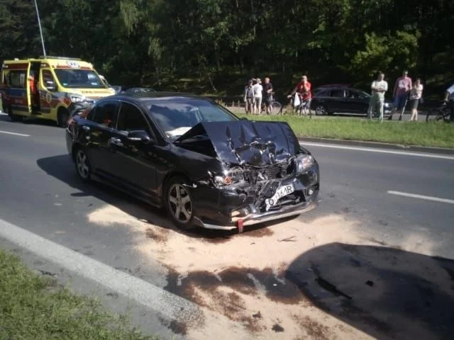 Wypadek w powiecie zgierskim. Zderzyły się dwa auta, poszkodowane 5-letnie dziecko [zdjęcia]  - Zdjęcie główne