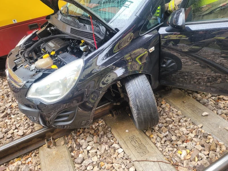 Groźny wypadek w Zgierzu. Samochód zderzył się z tramwajem - Zdjęcie główne