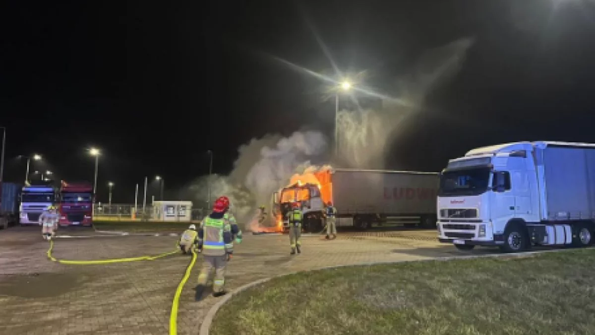 Pożar tira i naczepy pod Strykowem. Samochód stał na parkingu - Zdjęcie główne