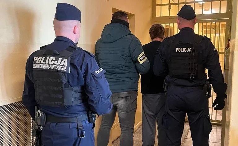 Potrącił policjanta i zacierał ślady. Później rzucił się na radiowóz z siekierą. Teraz odpowie za próbę zabójstwa [ZDJĘCIA] - Zdjęcie główne