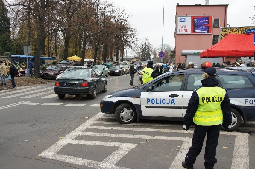 Zmiany dla kierowców w obrębie zgierskich cmentarzy. Na miejscu spotkacie policję - Zdjęcie główne