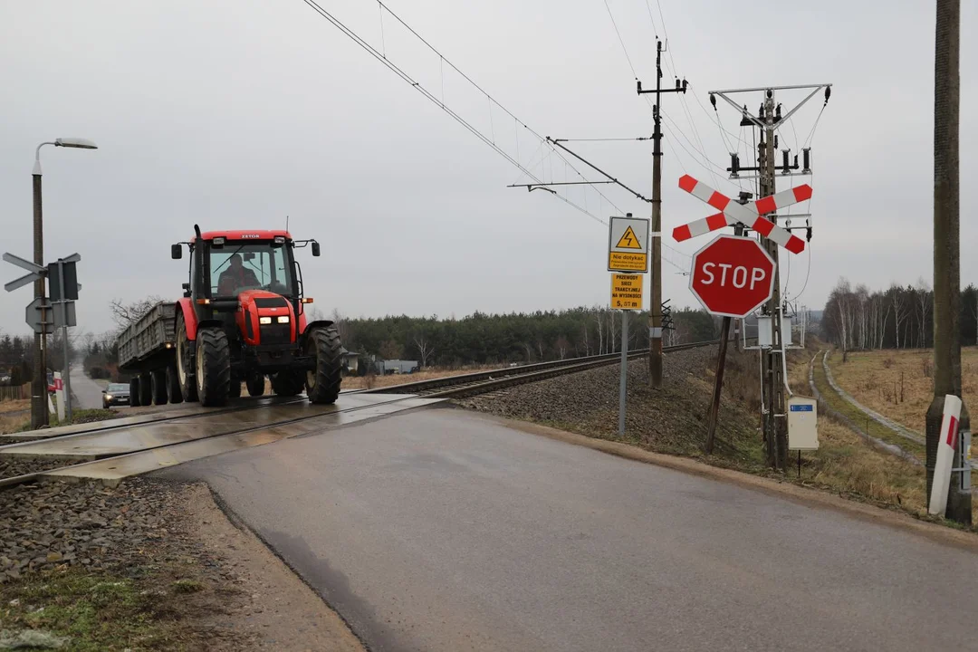 Po kolejnym poważnym wypadku na przejeździe kolejowym mieszkańcy podkutnowskich miejscowości żądają poprawy bezpieczeństwa