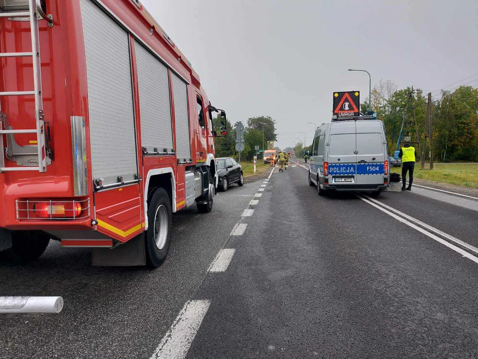 Czołowe zderzenie opla i audi niedaleko Strykowa! Są ranni [ZDJĘCIA] - Zdjęcie główne