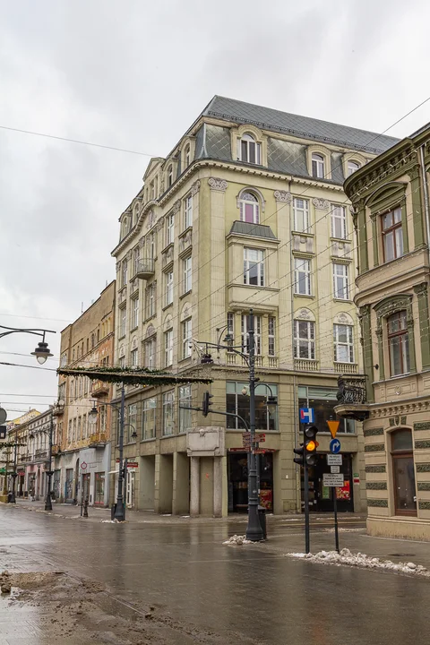 Ulica Piotrkowska w Łodzi to najdłuższy deptak w Polsce i jedna z najdłuższych ulic handlowych w Europie. Zobacz, jak się zmieniła