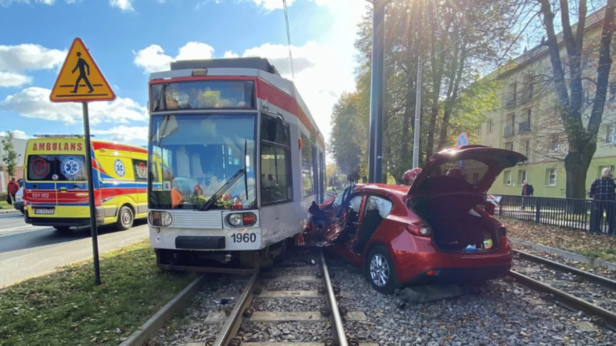 Zderzenie z tramwajem MPK Łódź przy Orlenie. Jak doszło do tego zdarzenia? - Zdjęcie główne