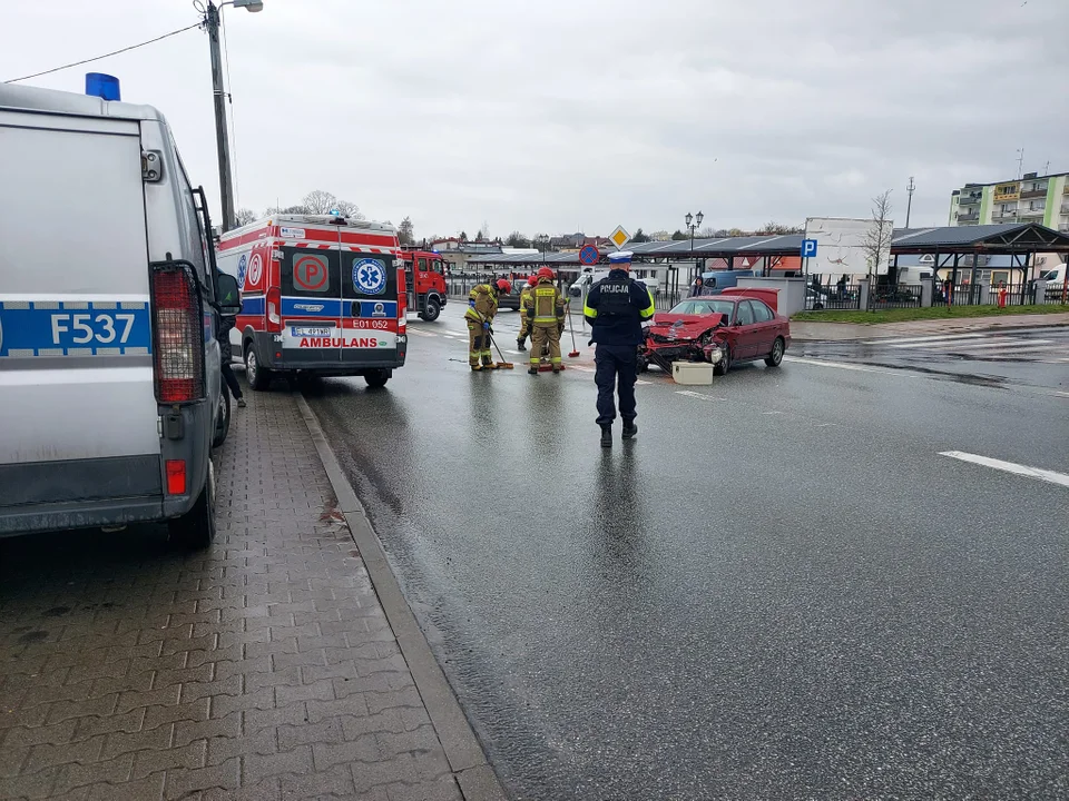 Wypadek w centrum Zgierza. Zablokowane skrzyżowanie, policja kieruje objazdami - Zdjęcie główne