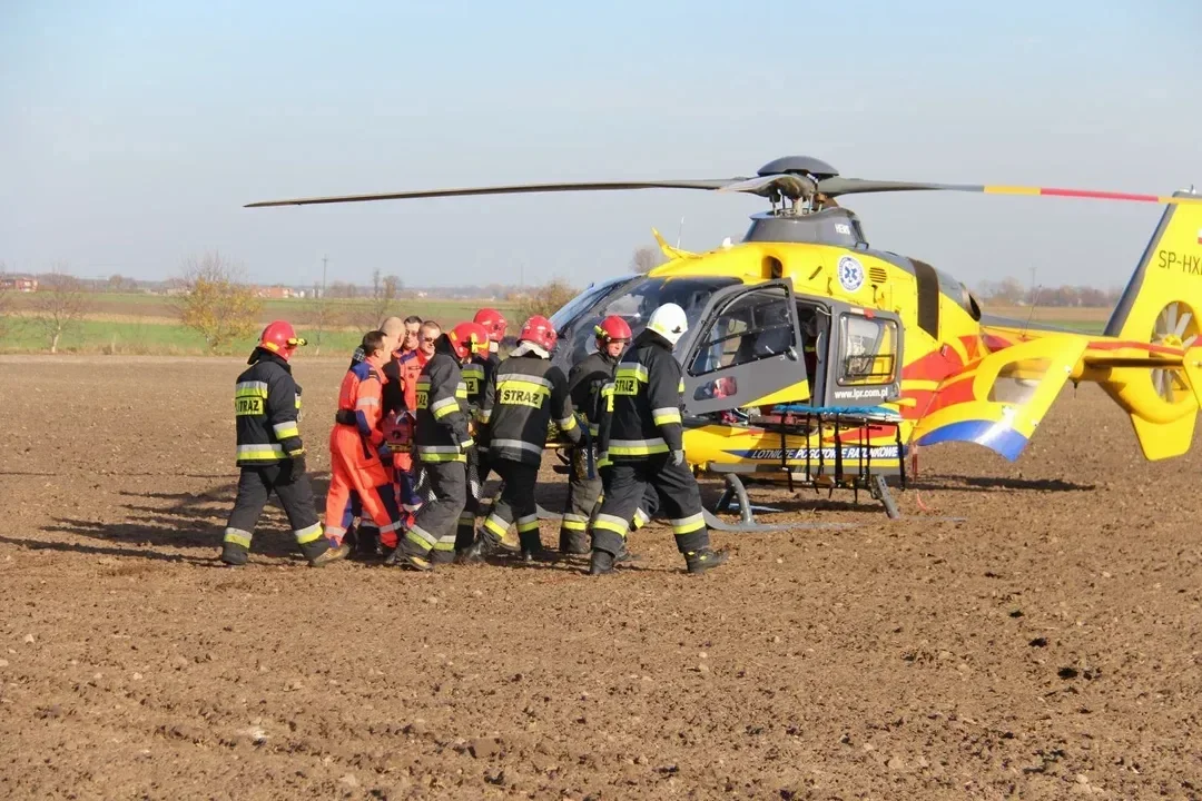 Wypadek przy domu jednorodzinnym w Dobra-Nowiny. Do młodego mężczyzny wezwano LPR [NAGRANIE] - Zdjęcie główne