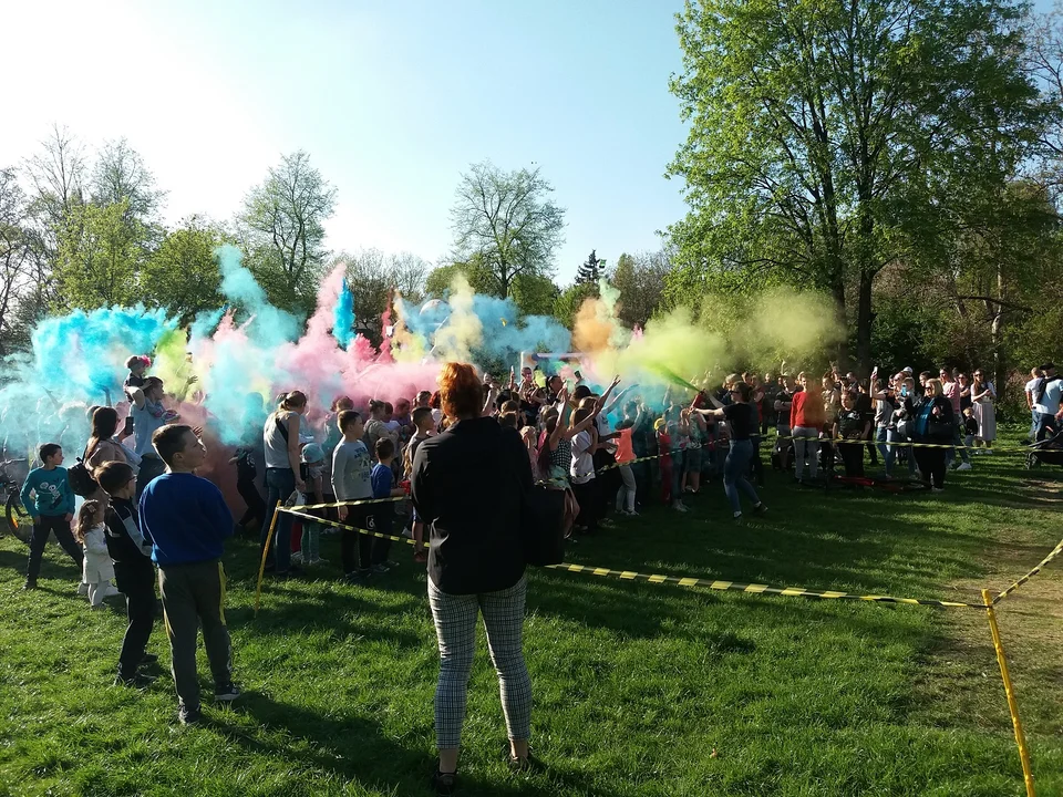 Brudni, kolorowi i szczęśliwi. Święto Kolorów w Zgierzu przyciągnęło setki mieszkańców.