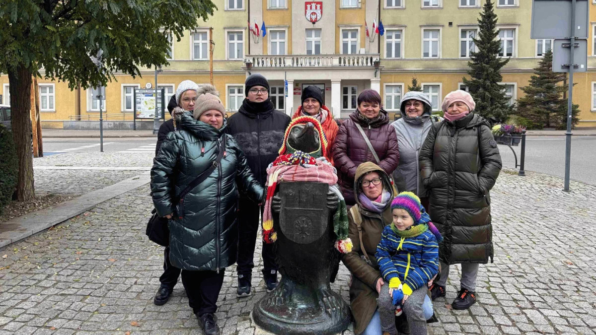 Zgierz obchodzi Międzynarodowy Dzień Jeża. Rzeźba w centrum miasta udekorowana  przez grupę „Zamotanki” [ZDJĘCIA] - Zdjęcie główne