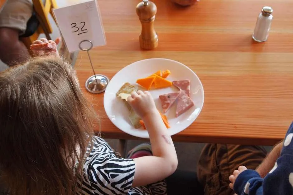 Wysokie ceny za szkolne obiady. Ile płaci się w zgierskich placówkach? - Zdjęcie główne