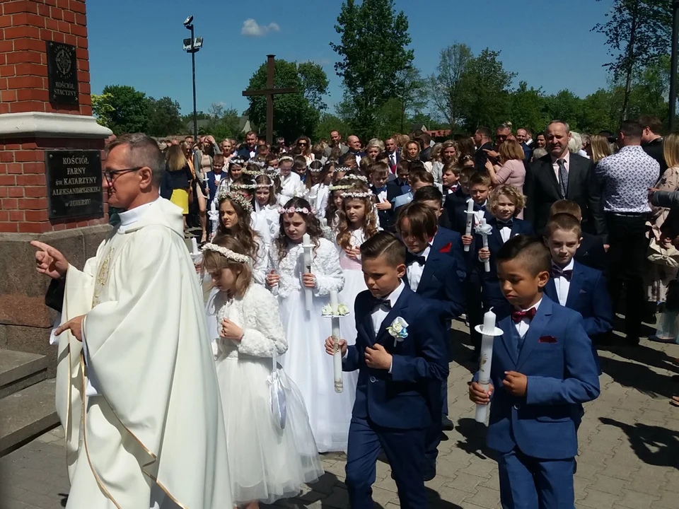 Komunie w Zgierzu rozpoczęte. Trzecioklasiści przyjęli swoją pierwszą eucharystię (zdjęcia) - Zdjęcie główne