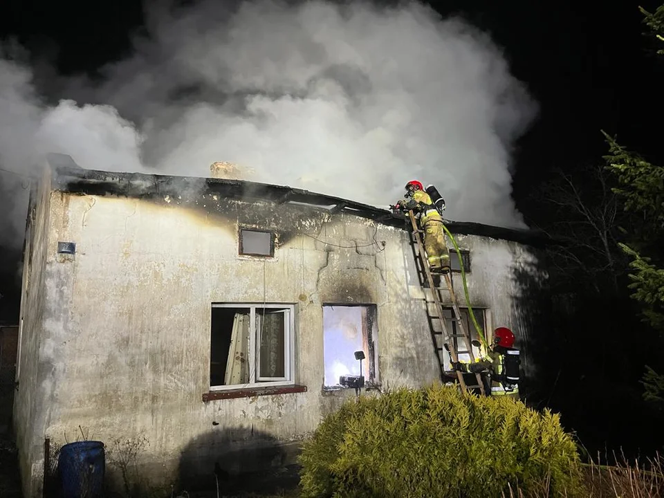 Pożar domu jednorodzinnego w powiecie zgierskim. Nie żyje 69-letnia kobieta, strażacy walczyli z ogniem przez całą noc [ZDJĘCIE] - Zdjęcie główne