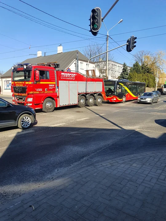 Na zdjęciach zgierzanie odmienili miejskie autobusy przez wszystkie rodzaje: zespute, holowane, brudne, palące się, bez świateł a nawet bez gaśnic i siedzeń, itp.