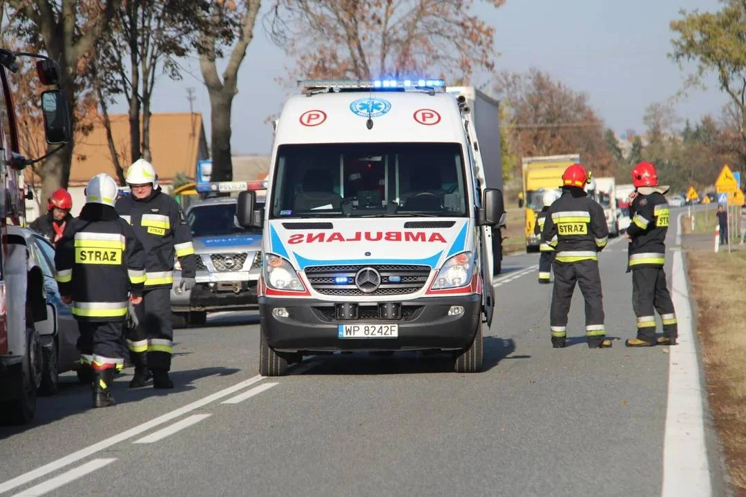 Zderzenie dwóch ciężarówek z autem osobowym. Są ranni - Zdjęcie główne