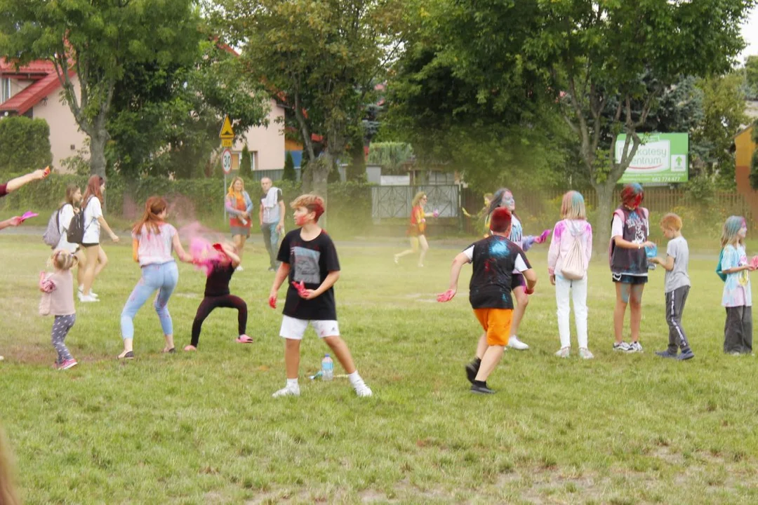 Festiwal Kolorów Holi w Ozorkowie. Wakacyjna impreza przyciągnęła wielu chętnych - Zdjęcie główne