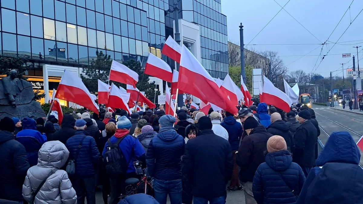 Warszawa: niedziela z marszami. Utrudnienia w Śródmieściu, zmiany w komunikacji - Zdjęcie główne