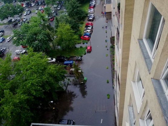 Ulewy przeszły nad Warszawą. Zalane ulice - Zdjęcie główne