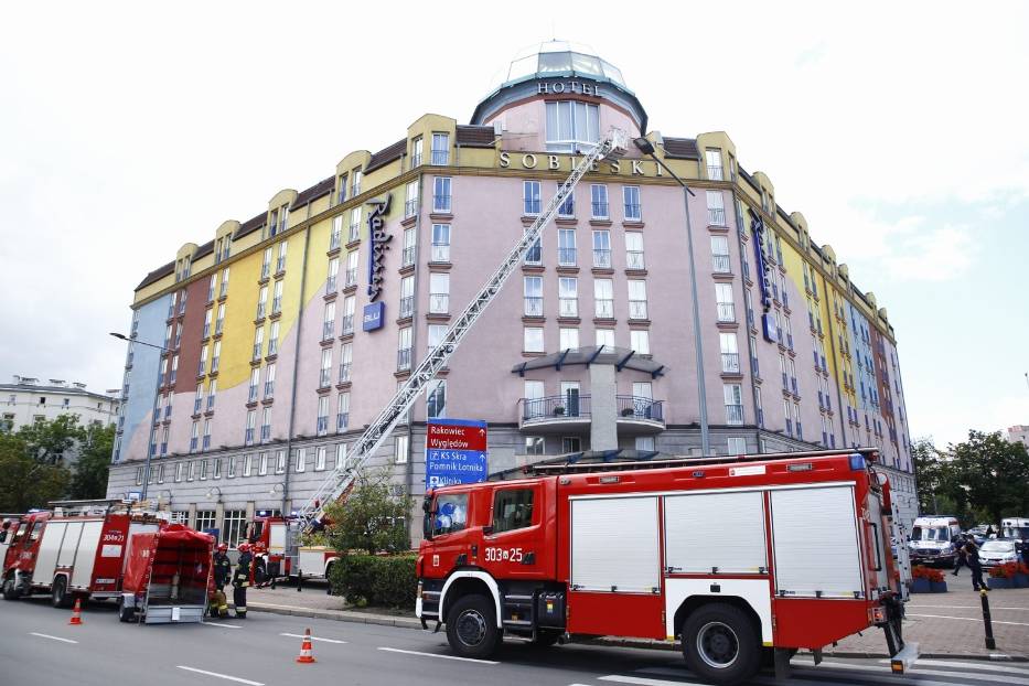 Akcja ratunkowa pod hotelem Radisson Blu Sobieski. Po gzymsie budynku chodzi człowiek - Zdjęcie główne